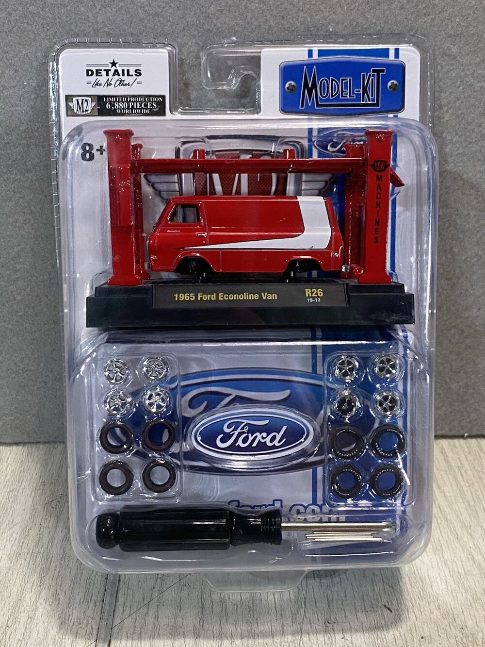 M2 Machines Red 1965 Ford Econoline Van R26 19-12 1:64 Model Kit